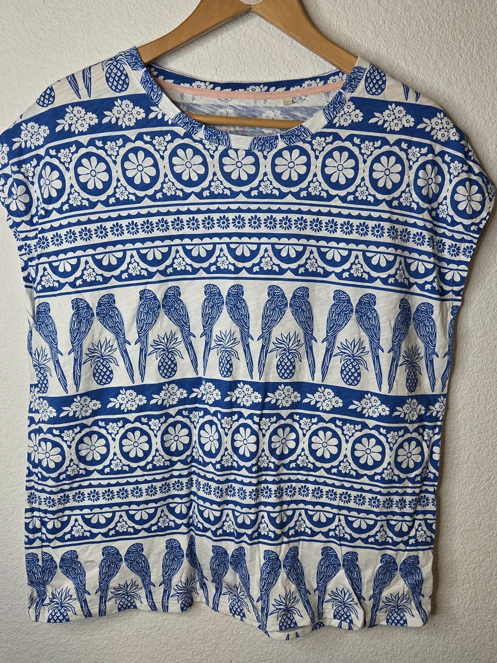 Boden Blue and White Parrot & Pineapple Print Louisa Slub Fit Tee Size Large